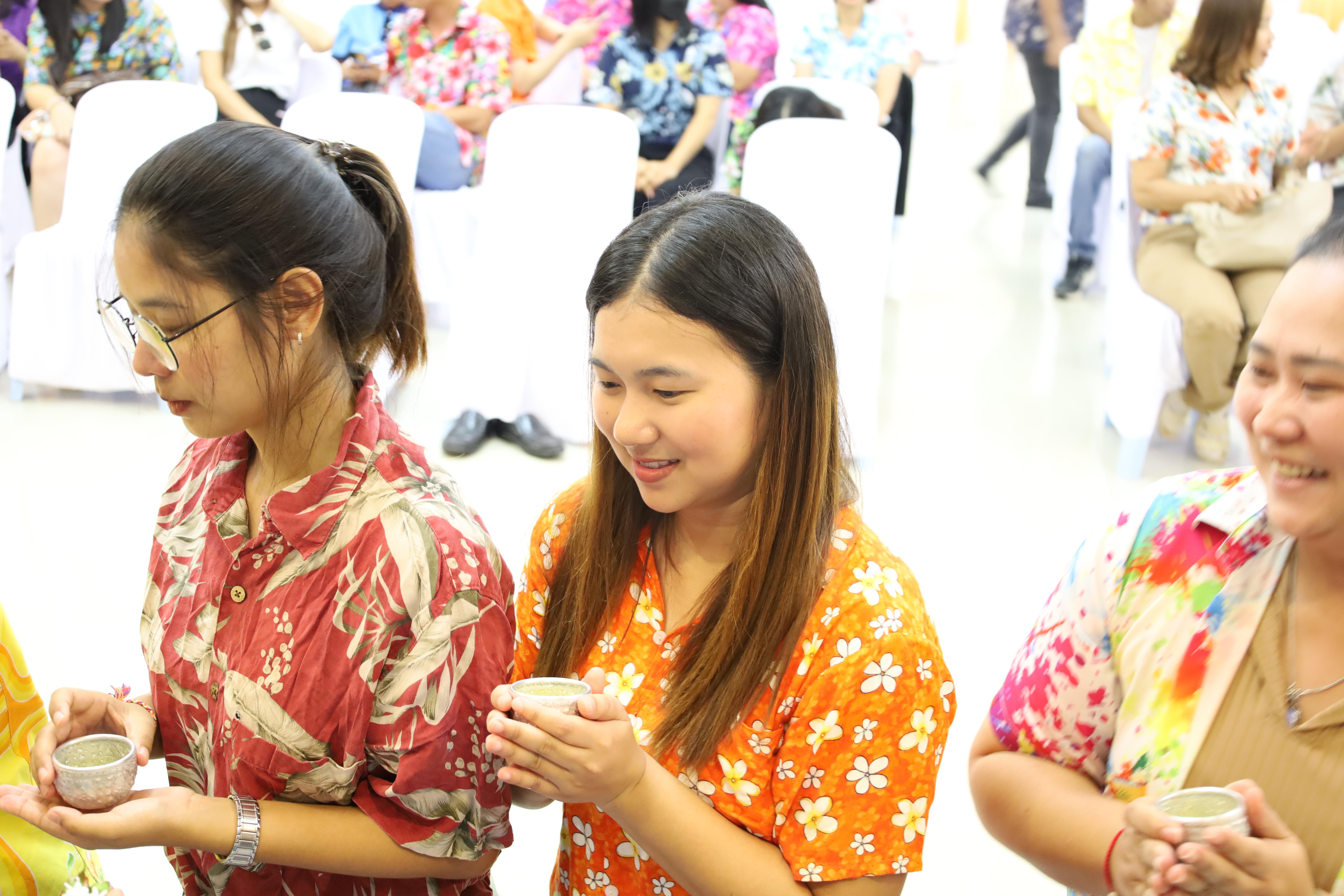 106. วันที่ 26 เมษายน 2568 สาขาการบริหารการศึกษา ได้จัดกิจกรรมรดน้ำดำหัวคณาจารย์ระดับบัณฑิตศึกษา ประจำสาขาการบริหารการศึกษา ณ ห้องประชุมครุร่มสัก 1 ชั้น 3 อาคารคณะครุศาสตร์
